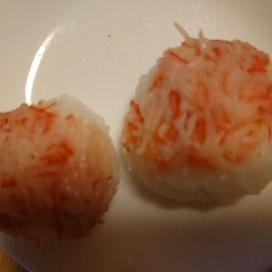 蟹のほぐし身とイクラの手まり寿司